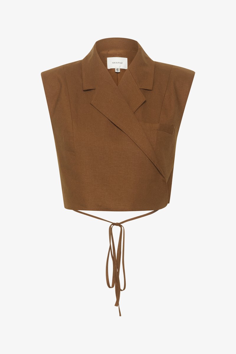 Haut court enroulé marron avec un col, doté d'une poche avant et d'une fermeture à nouer à la taille, fabriqué à partir d'un tissu texturé.