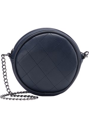 Rund sort quiltet læder crossbody taske med sølv kæde rem og lynlåslukning.