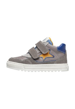 Sneaker in suede e pelle grigia con doppie chiusure a strappo, accento a stella gialla, dettagli blu e suola in gomma bianca testurizzata.