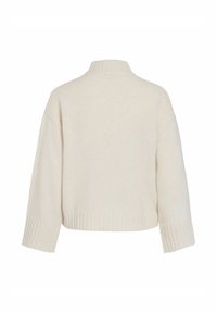 Kremfarget strikkegenser med høy hals, droppede skuldre og ribbestrikkede mansjetter og kant. Myk tekstur; avslappet, kort passform.