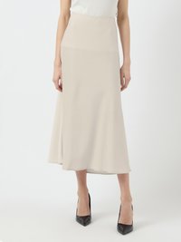 Fustă maxi bej deschis, confecționată dintr-un material neted și fluid, cu o talie ajustată. Prezintă o formă subtilă în A și un design minimalist.