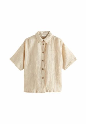 Beige kortemouwen gerimpelde blouse met kraag en bruine knopen middenvoor, plat gelegd op een witte achtergrond.