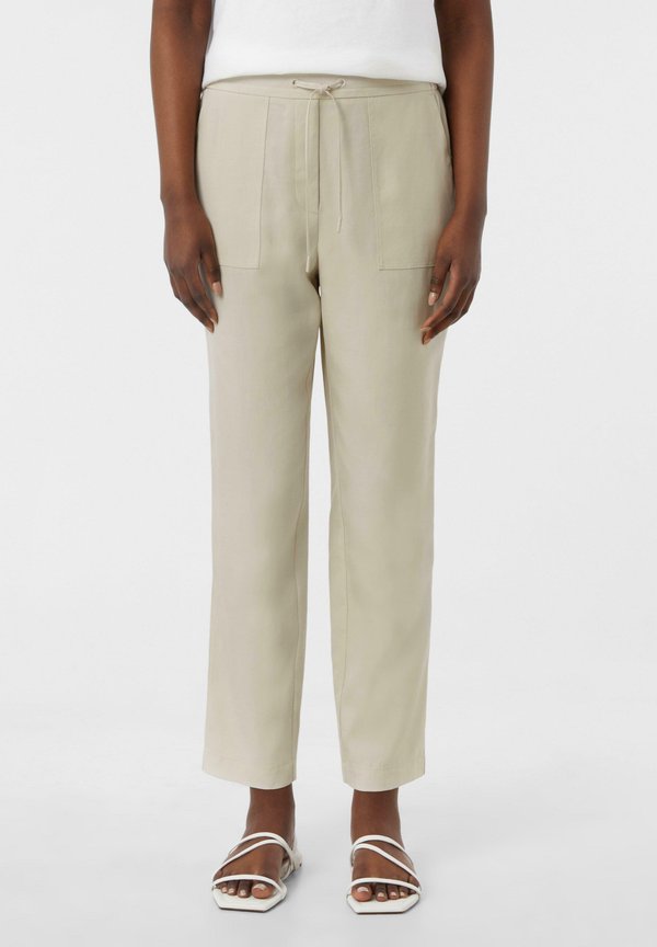 JOG AUS MIT AUFGESETZTEN TASCHEN - Stoffhose - beige