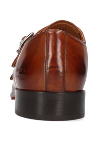 Braune Lederdressschuhe mit einer polierten Oberfläche, ausgestattet mit einem silbernen Schnallen-Detail und einem stabilen schwarzen Absatz.
