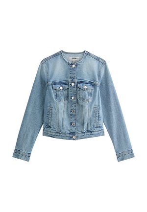 Ljusblå denimjacka med långa ärmar, tryckknappar, två bröstfickor och rund hals. Har klassiska sömmar och en figursydd design.