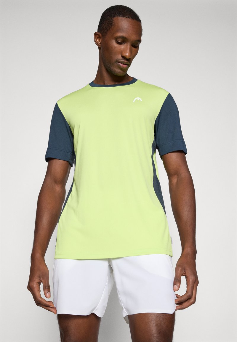Camiseta deportiva para hombres en un brillante verde lima con mangas cortas azul marino. Tela ligera con un ajuste cómodo y un discreto detalle de logo.
