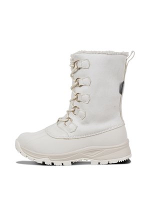Bota blanca de invierno con cordones en la parte delantera, cuello forrado de piel, suela resistente y lengüeta en la parte trasera, mostrada de lado sobre fondo blanco.