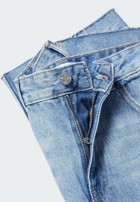 Jeans de mezclilla de color azul claro con cremallera y cierre de botón de metal. Presentan costuras clásicas y un ligero deshilachado en el dobladillo.