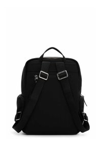 Juodas kuprinė iš patvarios medžiagos su reguliuojamomis petnešomis, viršutine rankena ir sidabro spalvos metalinėmis detalėmis. Yra šoniniai kišeniai ir užtrauktukas.