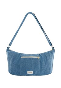Sac à épaule en denim bleu avec une forme courbée, une surface texturée, une poche zippée à l'avant et une longue bandoulière réglable. Étiquette de logo simple affichée.