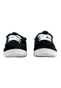 Sneakers neri in tela con lacci bianchi, dotati di punta arrotondata, bordi sfilacciati sulla parte superiore e suola in gomma bianca testurizzata.