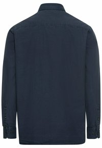Marineblauwe langärmige shirt gemaakt van gladde stof met een klassieke kraag, geknoopte manchetten en subtiele gestikte details op de achterkant.