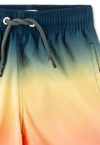 Herren Badehosen in einem Verlauf von Blau, Gelb und Orange. Mit elastischem Taillenbund, Kordelzug und glatter Stofftextur.