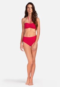 Czerwony strój bikini składający się z topu na halter z marszczeniami oraz wysokich majtek. Gładka faktura, brak widocznych wzorów lub elementów metalowych.