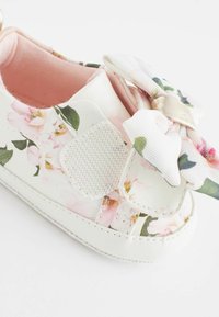 Baker by Ted Baker FLORAL ORGANZA BOW TRAINER PADDERS biały
