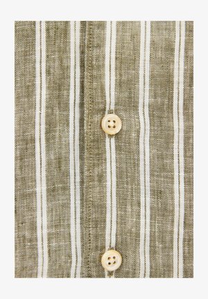 Beige en wit stof met verticale strepen en twee beige viergaatjes knopen in het midden genaaid.