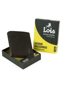 Cartera de cuero marrón oscuro en una caja de regalo, con logotipo en relieve, textura suave y embalaje verde con acentos amarillos.