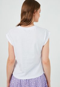 LELA Pamata T-krekls - white