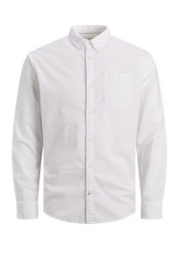 Camisa blanca de manga larga y botones, hecha de algodón. Presenta un cuello puntiagudo, bolsillo en la parte delantera y cierre de botón con botones en contraste.