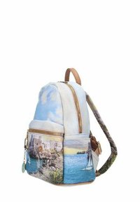 Zaino realizzato in tessuto, caratterizzato da una stampa panoramica di paesaggi costieri. I colori includono blu, beige e accenti marroni. Due scomparti con zip.