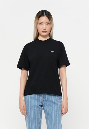 Juodas medvilninis t-shirt trumpomis rankovėmis ir apvalia iškirpte, su mažuoju širdelės logotipu kairėje krūtinės pusėje. Klasikinis fasonas.