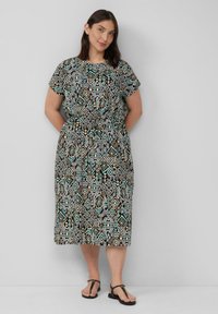 Bedrucktes Midikleid mit kurzen Ärmeln und elastischem Bund. Enthält geometrische Muster in Schwarz, Weiß, Türkis und Gold.