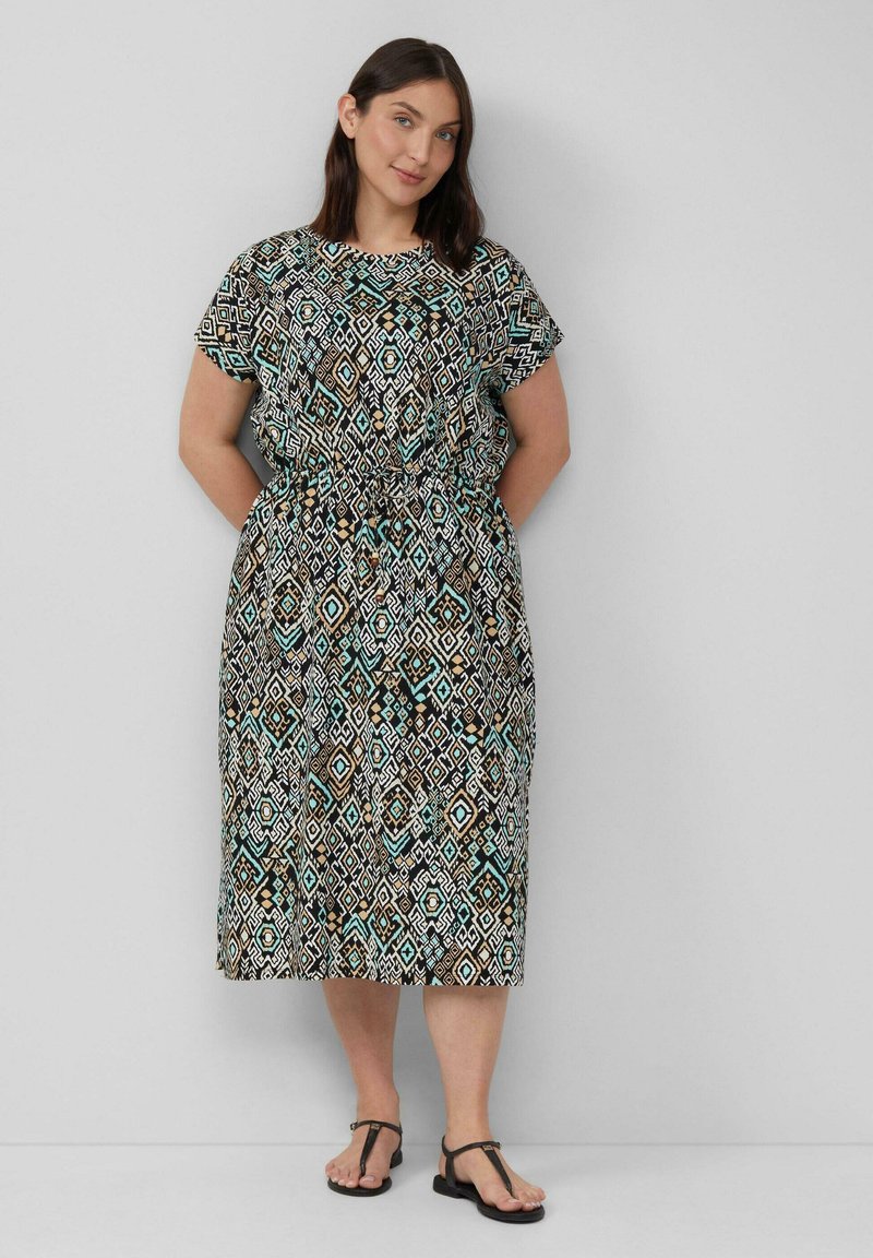Bedrucktes Midikleid mit kurzen Ärmeln und elastischem Bund. Enthält geometrische Muster in Schwarz, Weiß, Türkis und Gold.