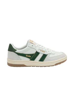Sneaker Gola bianca e verde con suola beige, chiusura frontale con lacci e logo sul lato e sulla linguetta, mostrata di profilo rivolta verso destra.