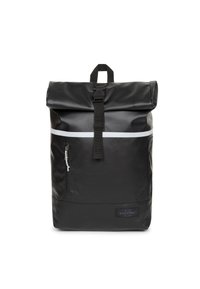 Czarny plecak z rolowanym zamknięciem, wykonany z materiału wodoodpornego. Posiada poziomą białą paskę, górny pasek i przednią kieszeń na zamek. Logo Eastpak na dole.