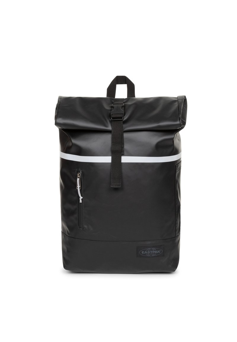 Czarny plecak z rolowanym zamknięciem, wykonany z materiału wodoodpornego. Posiada poziomą białą paskę, górny pasek i przednią kieszeń na zamek. Logo Eastpak na dole.