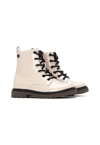 Botines de piel sintética beige con cordones negros, puntera redonda y suela de goma texturizada. Presentan un detalle de logo y una lengüeta en la parte trasera.