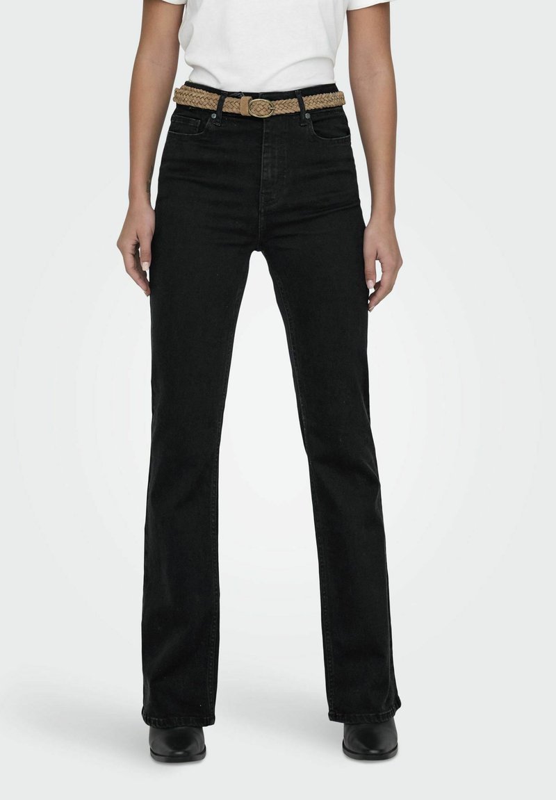 Svarta utsvängda jeans i denim. Hög midja med ett flätat brunt bälte. Slät textur och klassisk design med fem fickor.