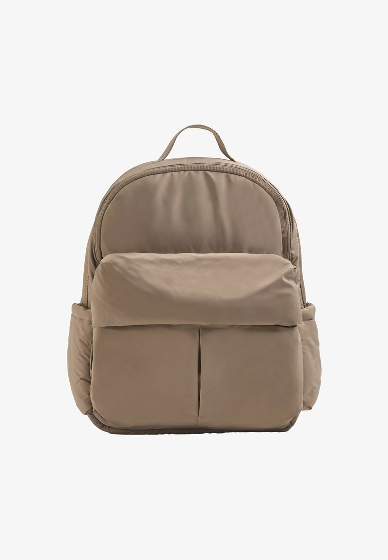 Bežový polstrovaný batoh s horným držadlom, prednou zipsovou kapsou a bočnými vreckami, zobrazený na bielom pozadí.