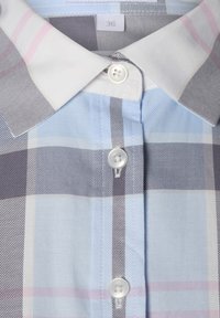 Jasnoniebieska koszula w kratę z szarymi i różowymi akcentami, wykonana z tkaniny tkanej, z kołnierzykiem zapinanym na guziki i pojedynczym zapięciem na guzik.