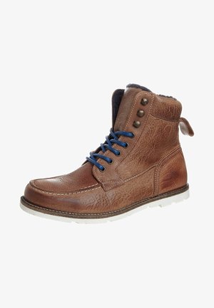 Bottine en cuir marron avec une finition texturée, lacets bleus, œillets en métal et semelle en caoutchouc blanche; comprend une languette de tirage et une doublure douce.