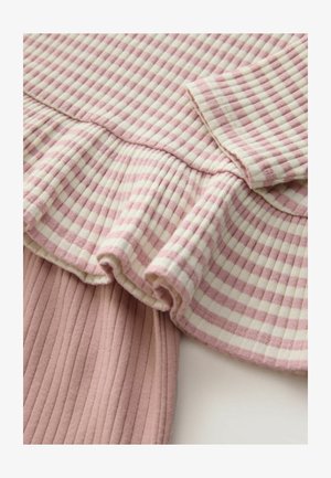 Bawełniany top z różowo-kremową kratką, falbaniastym dołem i prążkowaną teksturą. Krótkie rękawy z subtelnym detalem przy mankietach.
