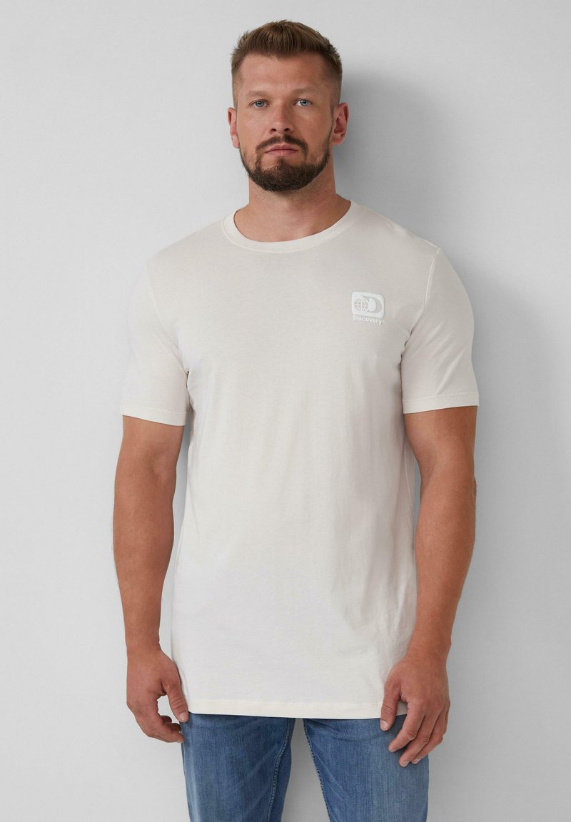 Lichtbeige kortemouwen t-shirt gemaakt van katoen, met een ronde halslijn en een klein logo op de linkerborst. Zachte textuur, ontspannen pasvorm.