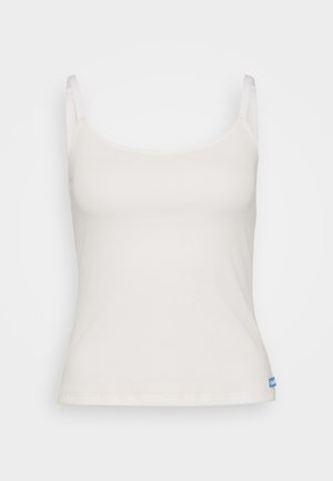 Camisola branca de alças finas com nervuras, decote arredondado e um pequeno rótulo azul na bainha. Textura suave de algodão, design ajustado.