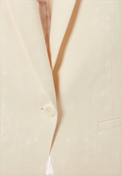 Blazer beige en tissu texturé, doté d'un seul bouton, de revers à cran et d'une doublure en satin visible au niveau du col.