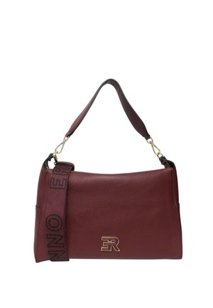 Borsa a mano in pelle borgogna con finitura testurizzata, hardware dorato e tracolla removibile con lettering nero, che mostra il logo sul fronte.