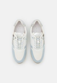 Białe i jasnoniebieskie sneakersy z gładkiej skóry i zamszu, z dekoracyjnym szwem, wiązaniem i srebrnymi akcentami. Rozmiar 37.