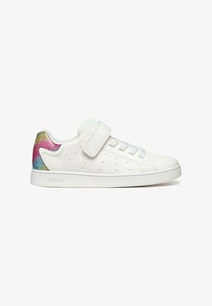 Witte sneaker met een gladde textuur, voorzien van een kleurrijke iriserende accent op de hiel, vetersluiting aan de voorkant en klittenbandsluiting.