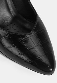 Zwarte lakleren hoge hakken met een geweven textuur, spitse neus en een gladde binnenkant met geperforeerde cushioning voor comfort.
