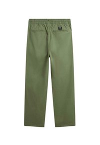 Pantalones de cintura elástica en verde olivo con corte recto, dos bolsillos traseros y una pequeña etiqueta de marca en la cintura.