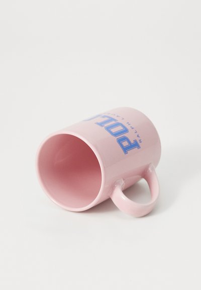 Rózsaszín kerámia bögre fényes felülettel, kék "Polo Ralph Lauren" logóval. A bögre kerek formájú és van rajta egy fül.
