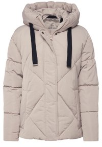 Polstret jakke i lys beige, med hætte og mørke snore, frontlynlås og diamantquiltet mønster for tekstur.