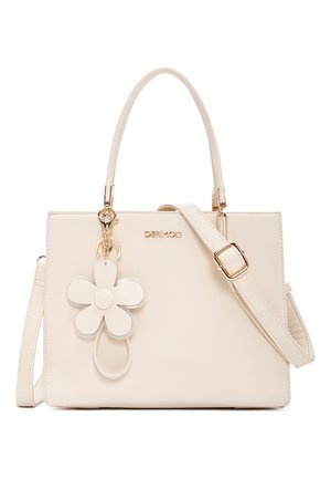 Bolso estructurado de color crema con doble asa, correa de hombro ajustable, herrajes dorados y un charm de llavero en forma de flor.