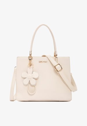 Bolso estructurado de color crema con doble asa, correa de hombro ajustable, herrajes dorados y un charm de llavero en forma de flor.