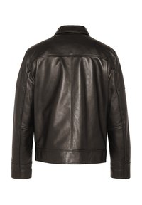 Chaqueta de cuero negra con una textura suave, que presenta un collar clásico, mangas largas y detalles de costura en la parte posterior y las mangas.