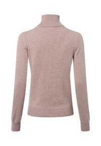 Jasnobrązowy sweter z golfem o dopasowanym kroju, długimi rękawami, prążkowanym kołnierzem i dołem, wykonany z miękkiego, teksturowanego materiału dzianinowego.